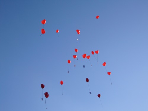 20 Luftballons aufsteigen lassen